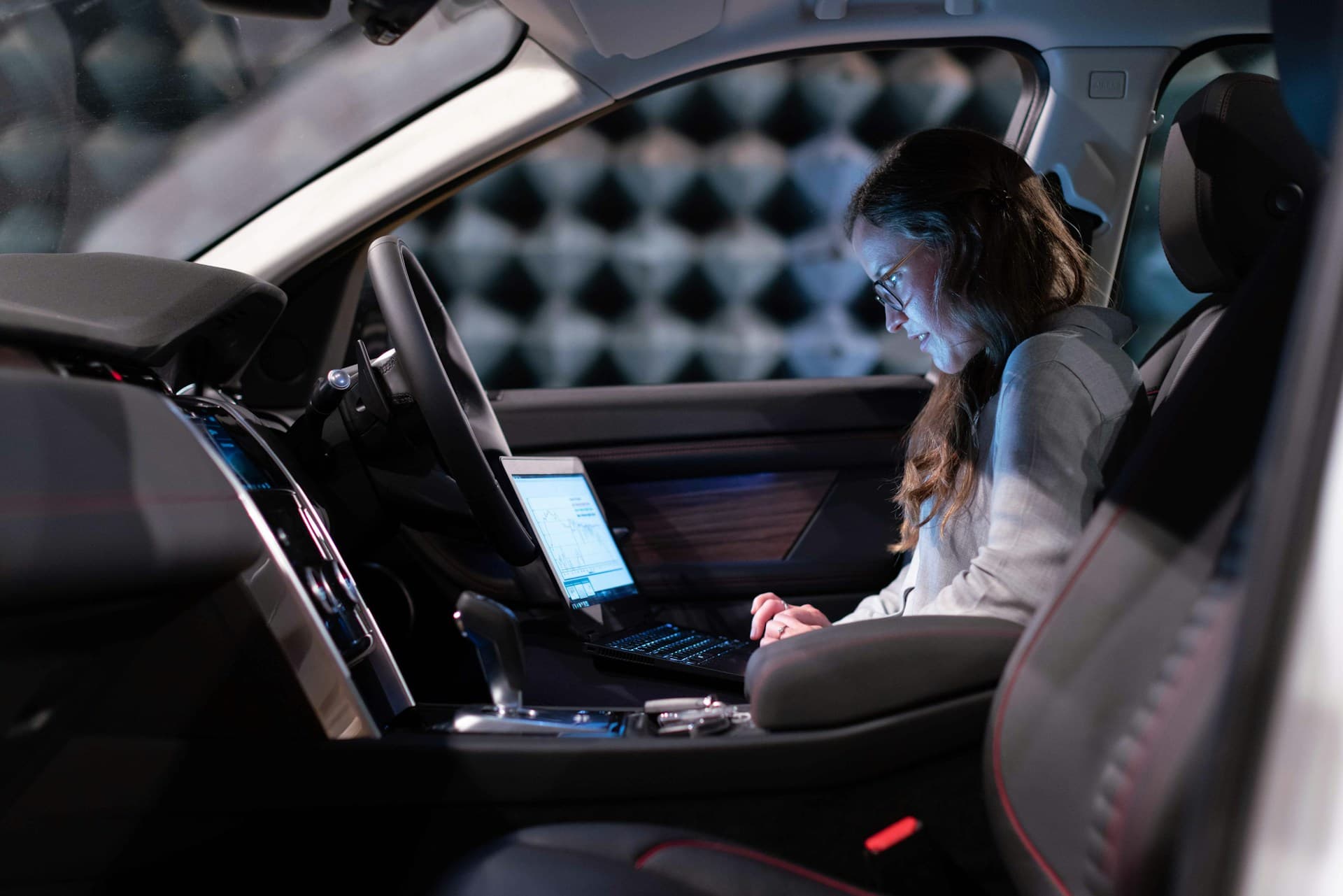 Kodning och programmering av bilens styrsystem hos Auto Tuning Linköping